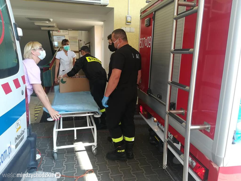 Strażacy ochotnicy z Chrzypska i Orla z darami