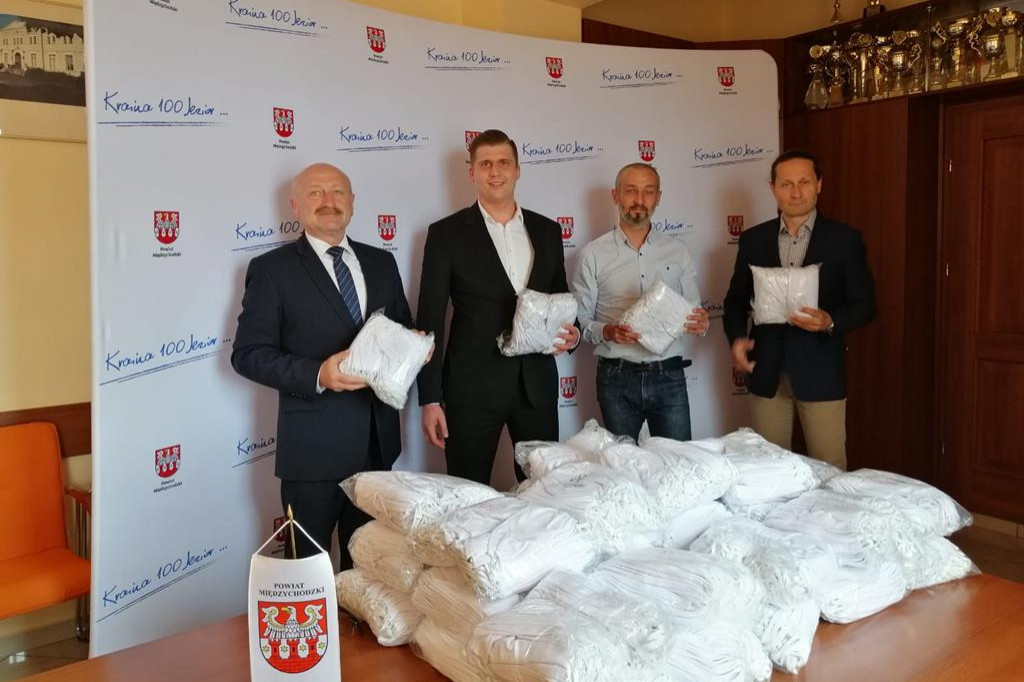 Członkowie Solidarnej Polski przekazali maseczki