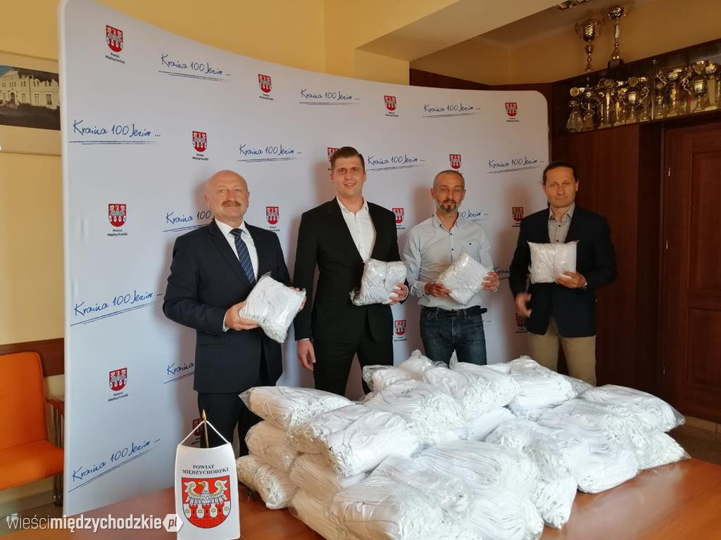 Członkowie Solidarnej Polski przekazali maseczki
