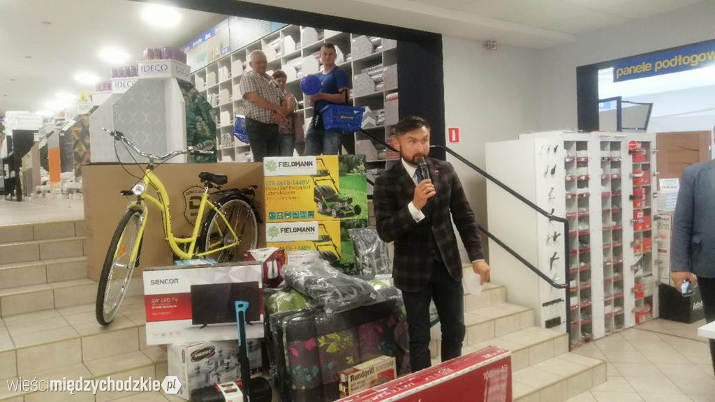 Otwarcie marketu budowlanego Pszczółka