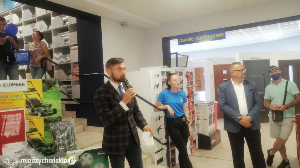Otwarcie marketu budowlanego Pszczółka