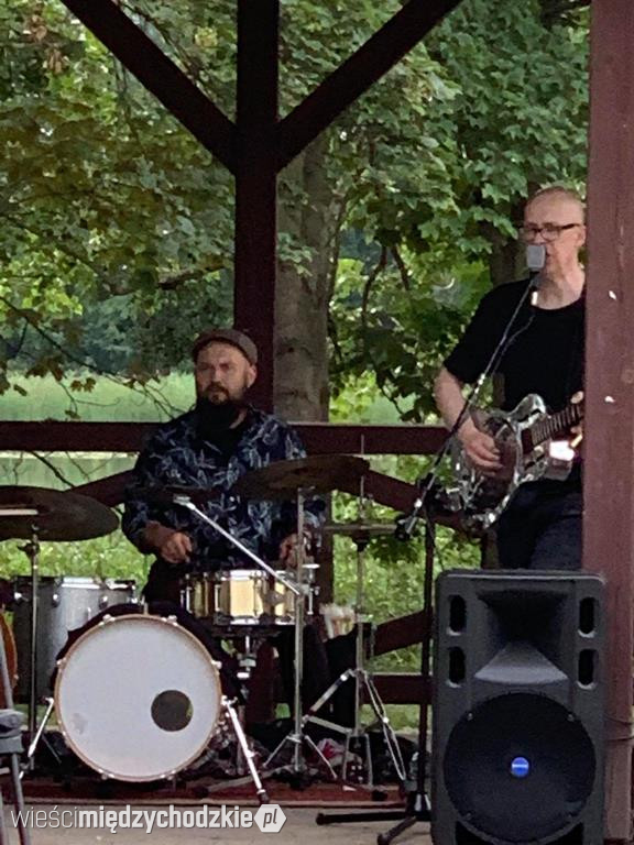 Koncert bluesowy na plaży jez. Chrzypskiego