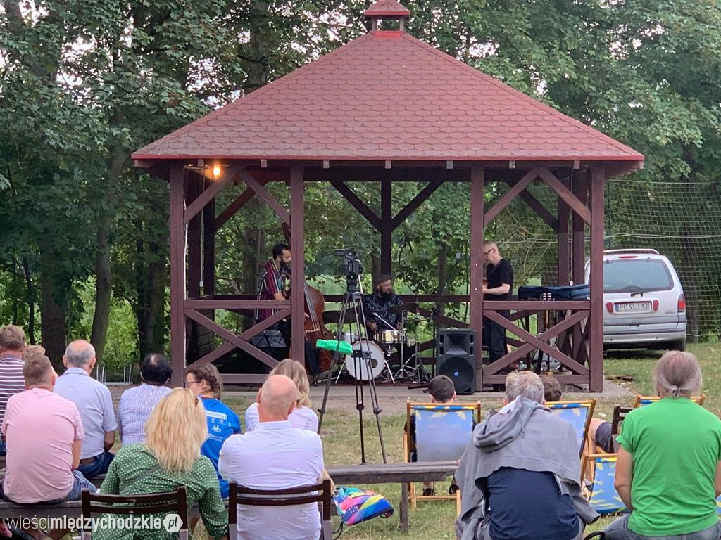 Koncert bluesowy na plaży jez. Chrzypskiego