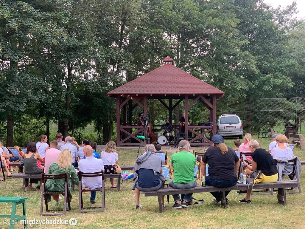 Koncert bluesowy na plaży jez. Chrzypskiego