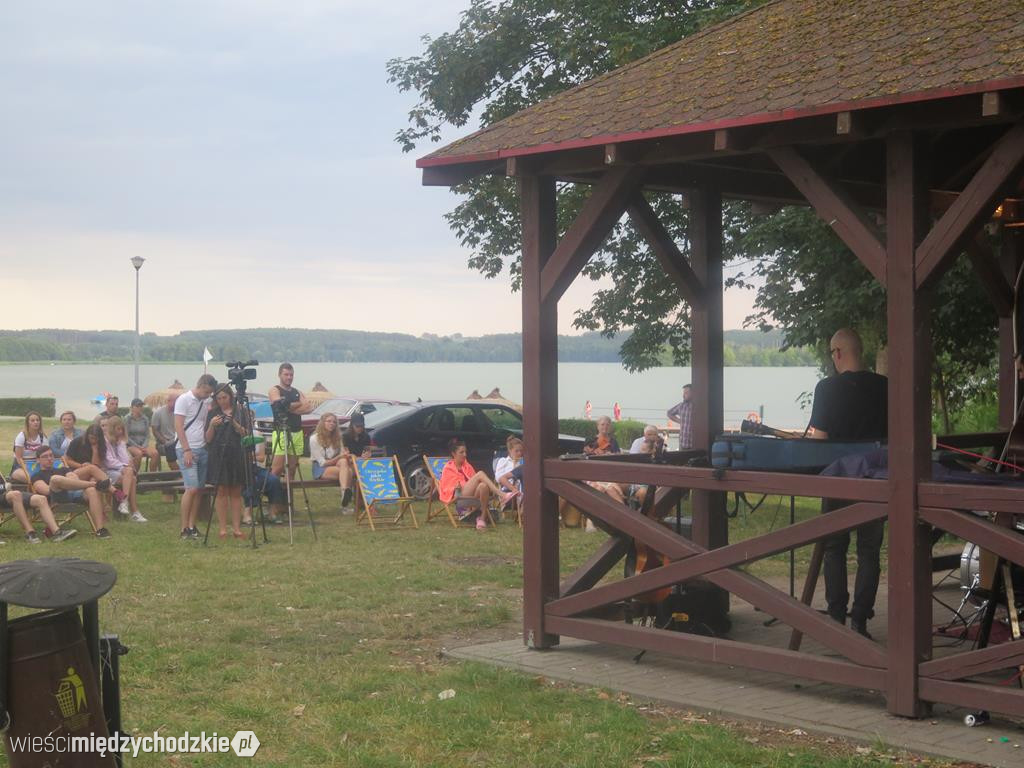 Koncert bluesowy na plaży jez. Chrzypskiego
