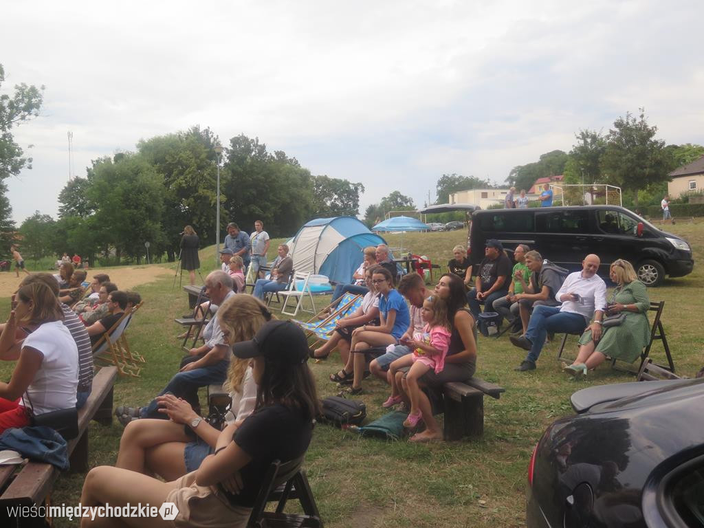 Koncert bluesowy na plaży jez. Chrzypskiego