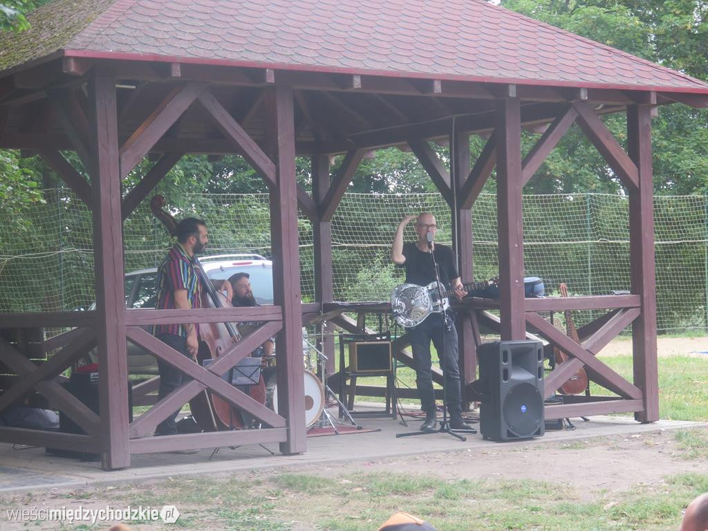 Koncert bluesowy na plaży jez. Chrzypskiego