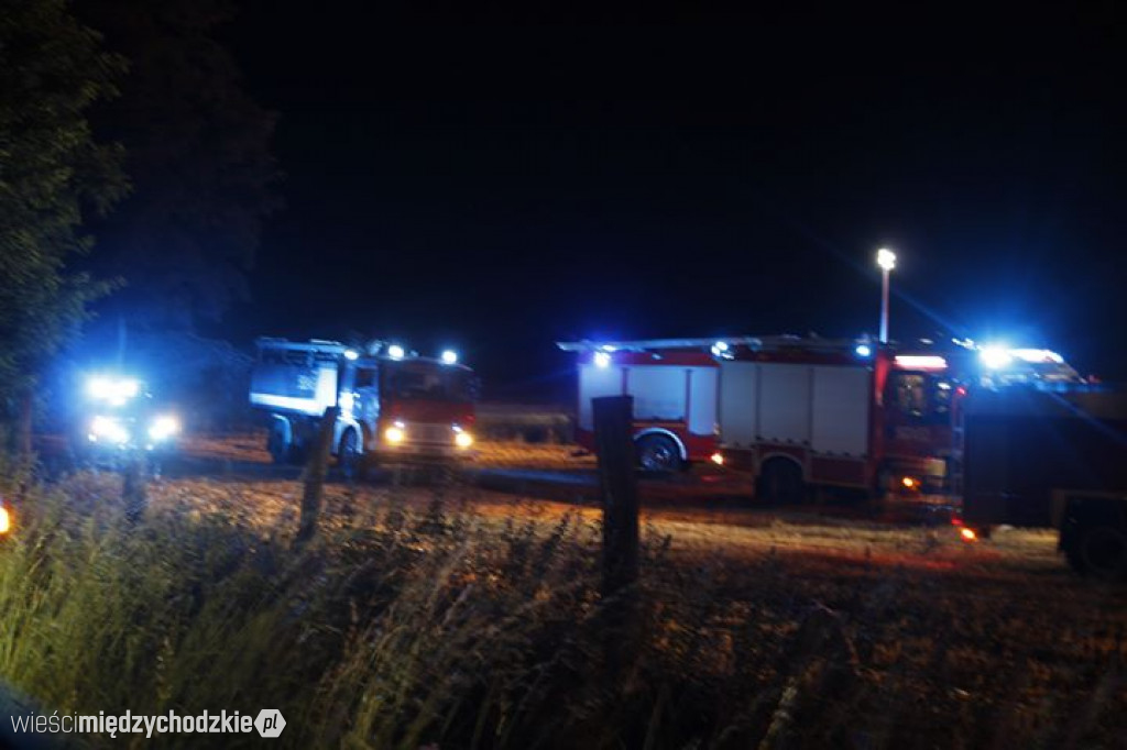 Pożar balotów na polu za Lewicami