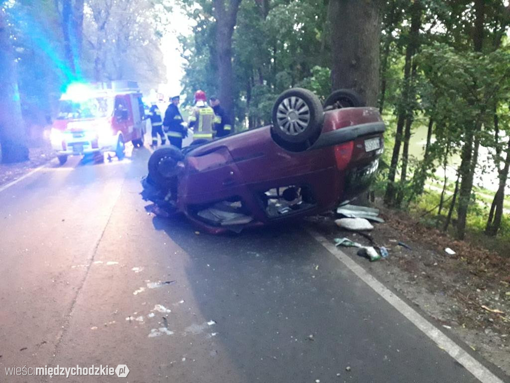 Dachowanie samochodu na drodze Łężeczki-Chrzypsko