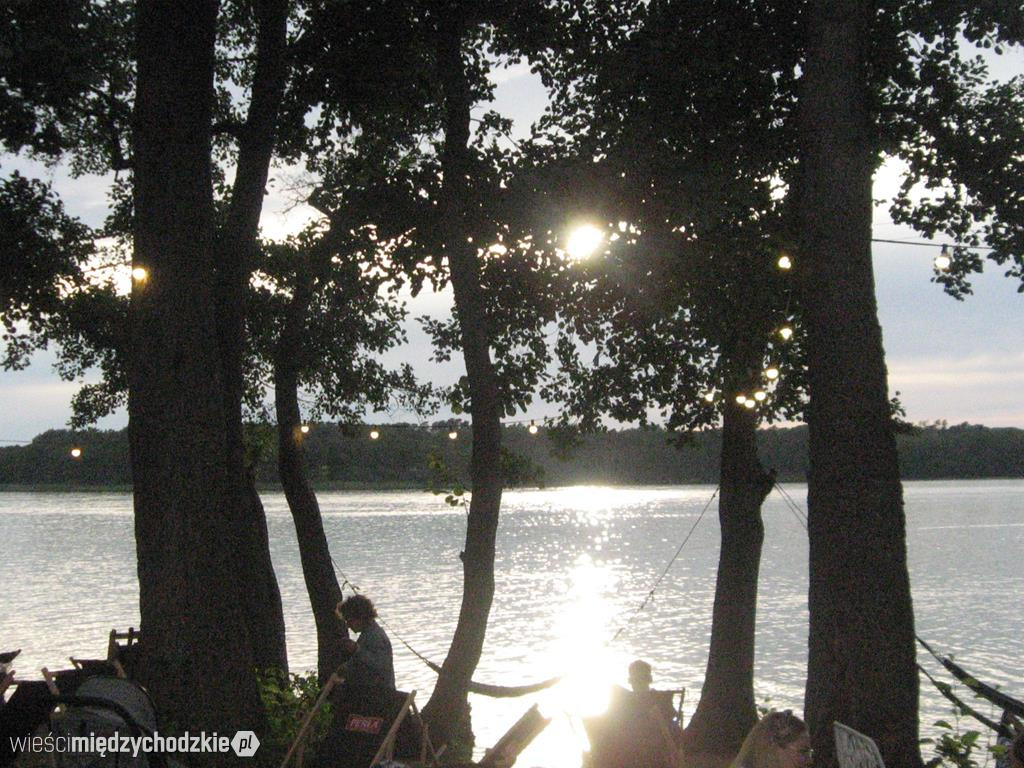 Muzyczny koncert na plaży jez. Jaroszewskiego