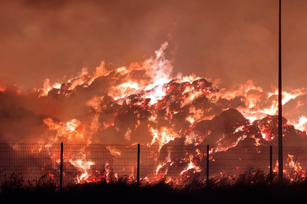 Pożar w zakładzie produkującym pellet ze słomy