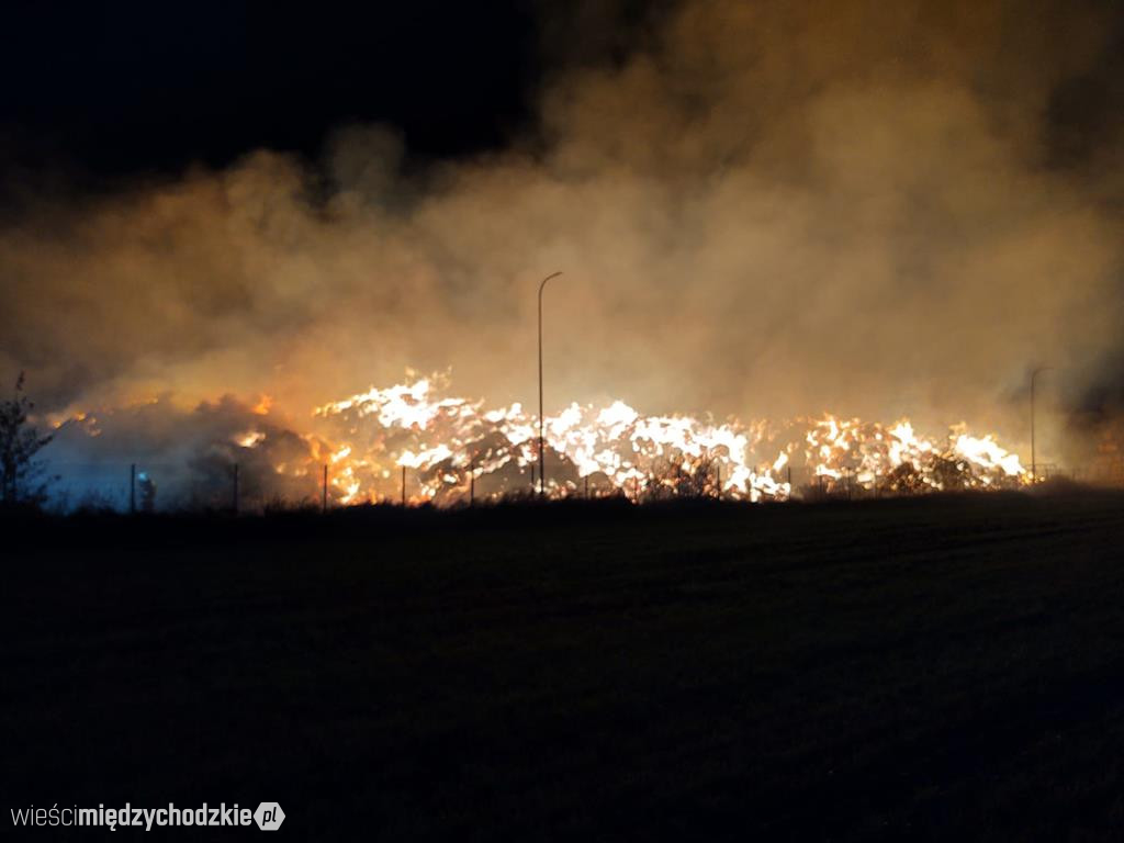 Pożar w zakładzie produkującym pellet ze słomy