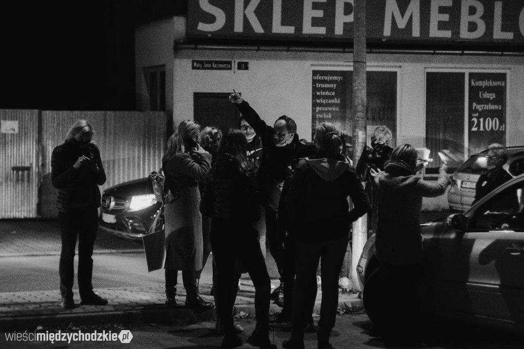 Autoprotest przeciwko ograniczaniu praw kobiet