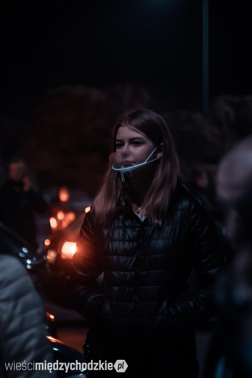 Autoprotest przeciwko ograniczaniu praw kobiet