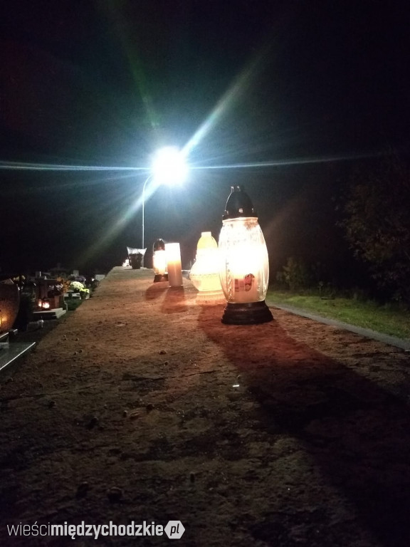Sierakowski cmentarz wieczorem