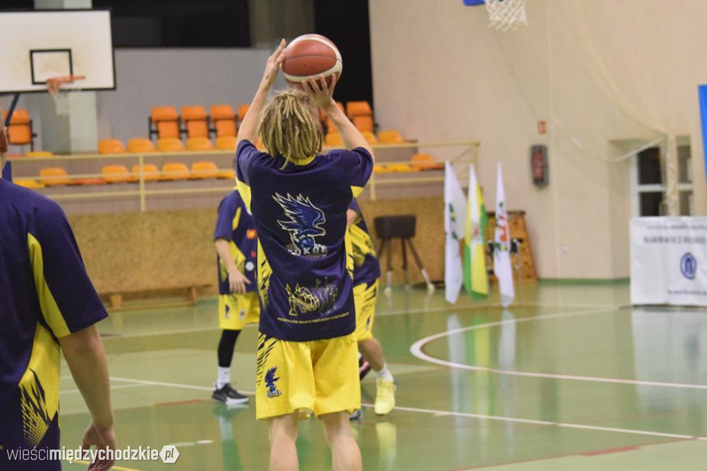 Sokół Międzychód wygrywa z Basket Junior Poznań