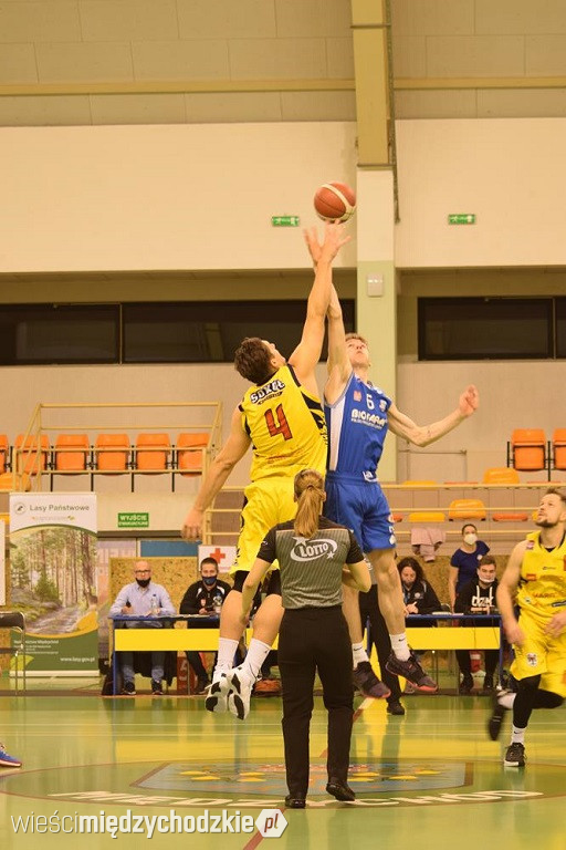 Sokół Międzychód wygrywa z Basket Junior Poznań