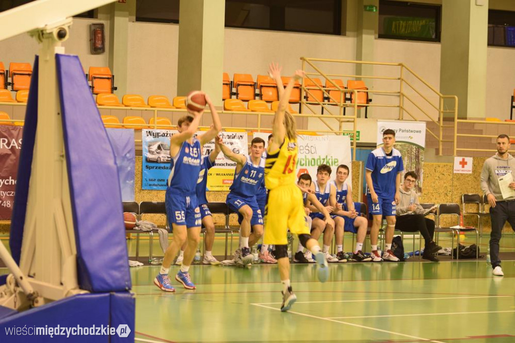 Sokół Międzychód wygrywa z Basket Junior Poznań