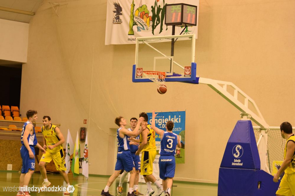 Sokół Międzychód wygrywa z Basket Junior Poznań