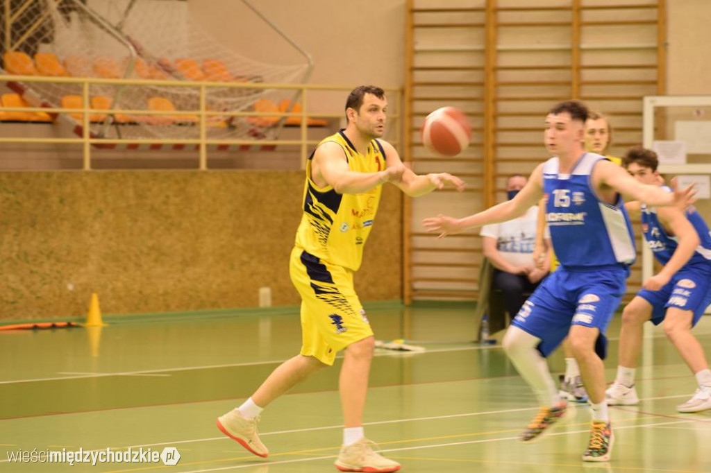 Sokół Międzychód wygrywa z Basket Junior Poznań