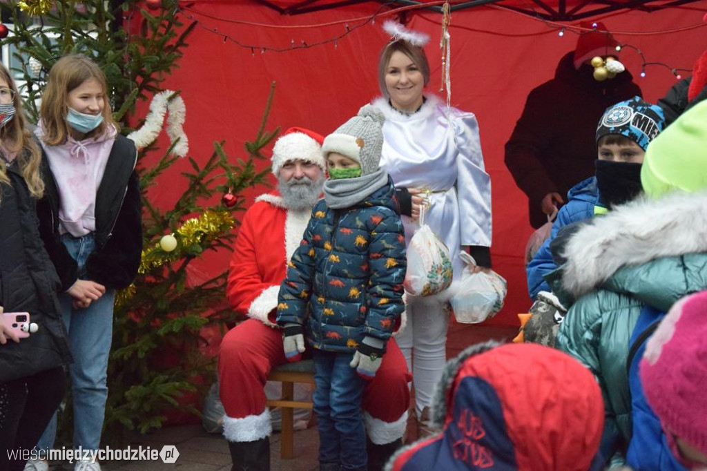 Świąteczne prezenty rozdawane na Rynku