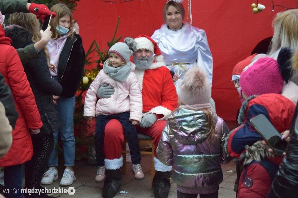 Świąteczne prezenty rozdawane na Rynku