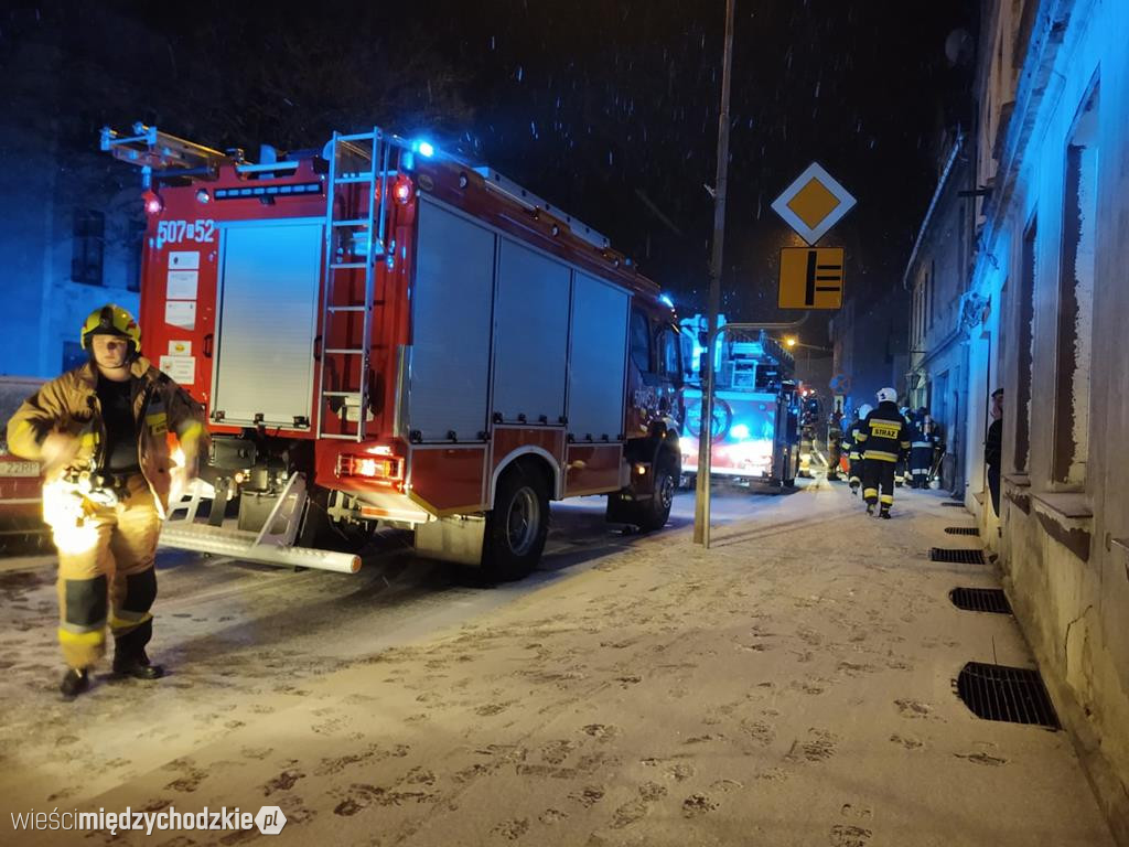 8 zastępów straży pożarnej na miejscu zadymienia