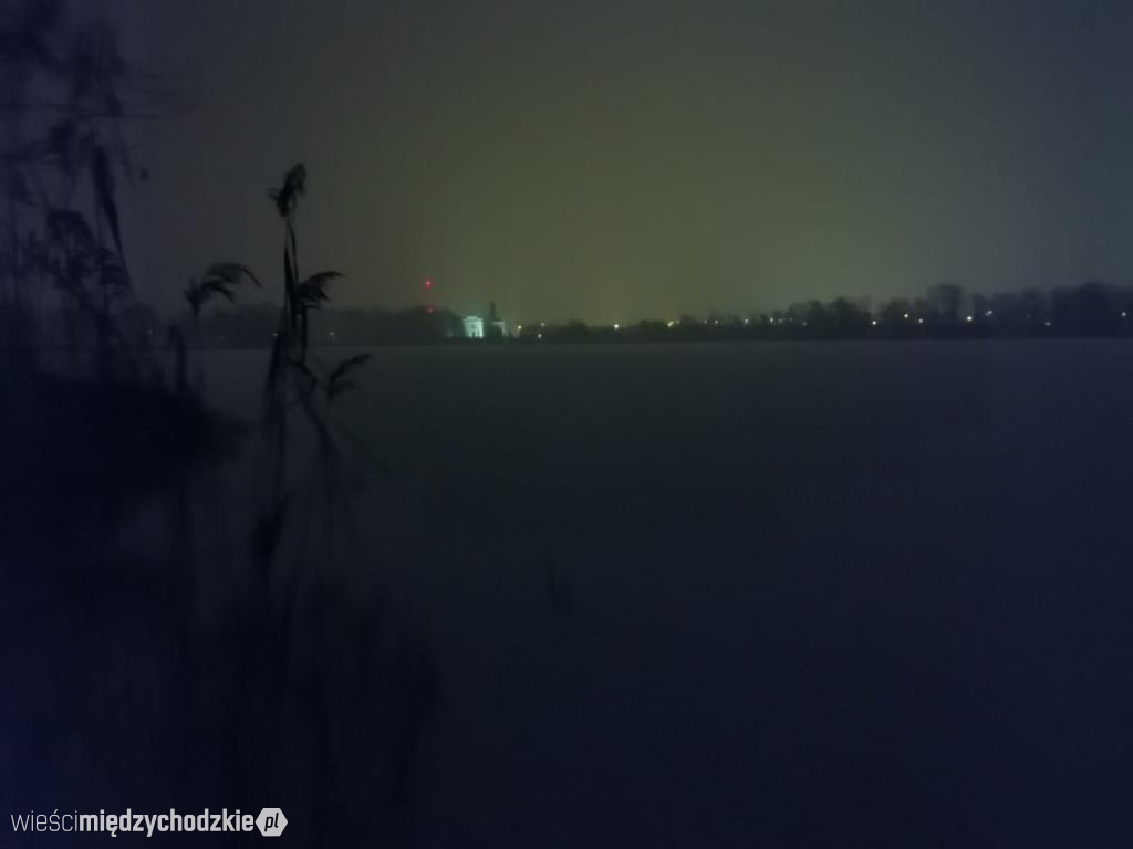 Wieczorny zimowy spacer w Łowyniu