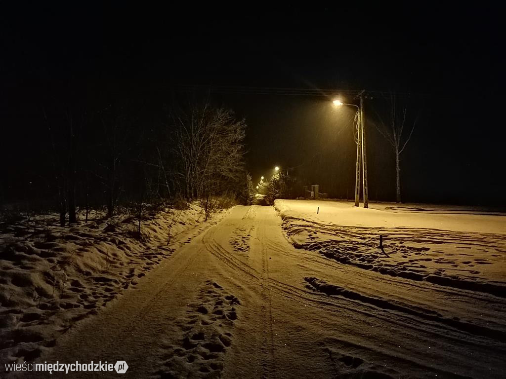 Wieczorny zimowy spacer w Łowyniu