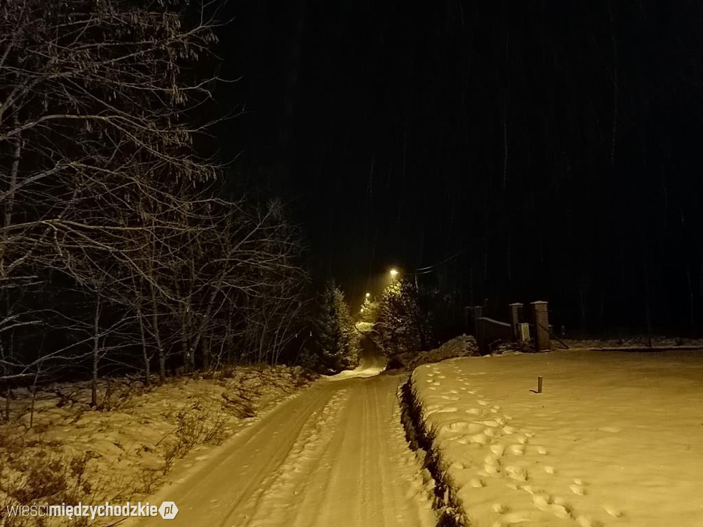 Wieczorny zimowy spacer w Łowyniu