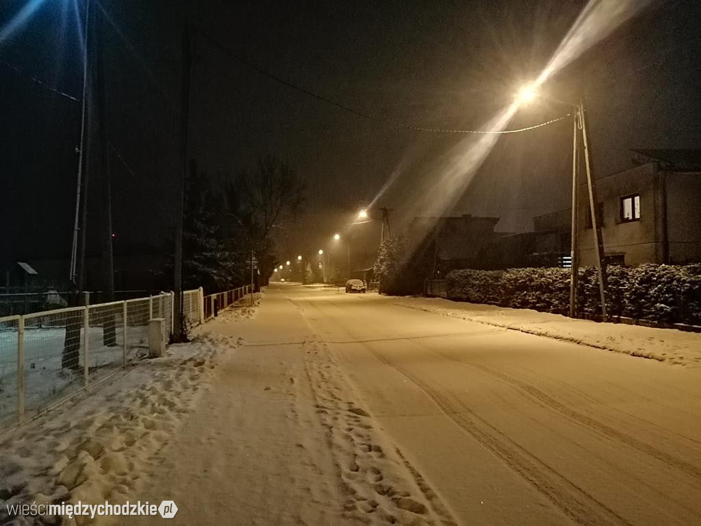 Wieczorny zimowy spacer w Łowyniu