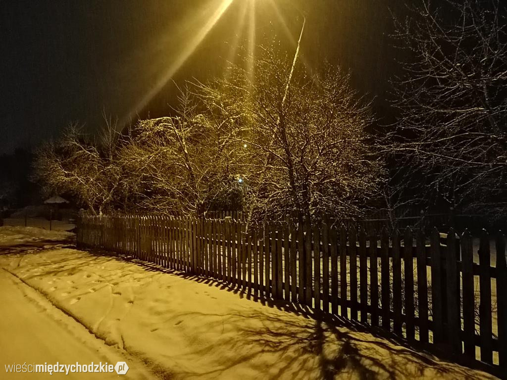 Wieczorny zimowy spacer w Łowyniu