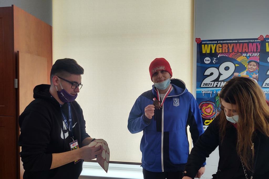 Uczestnicy Wyzwania odbierają medale