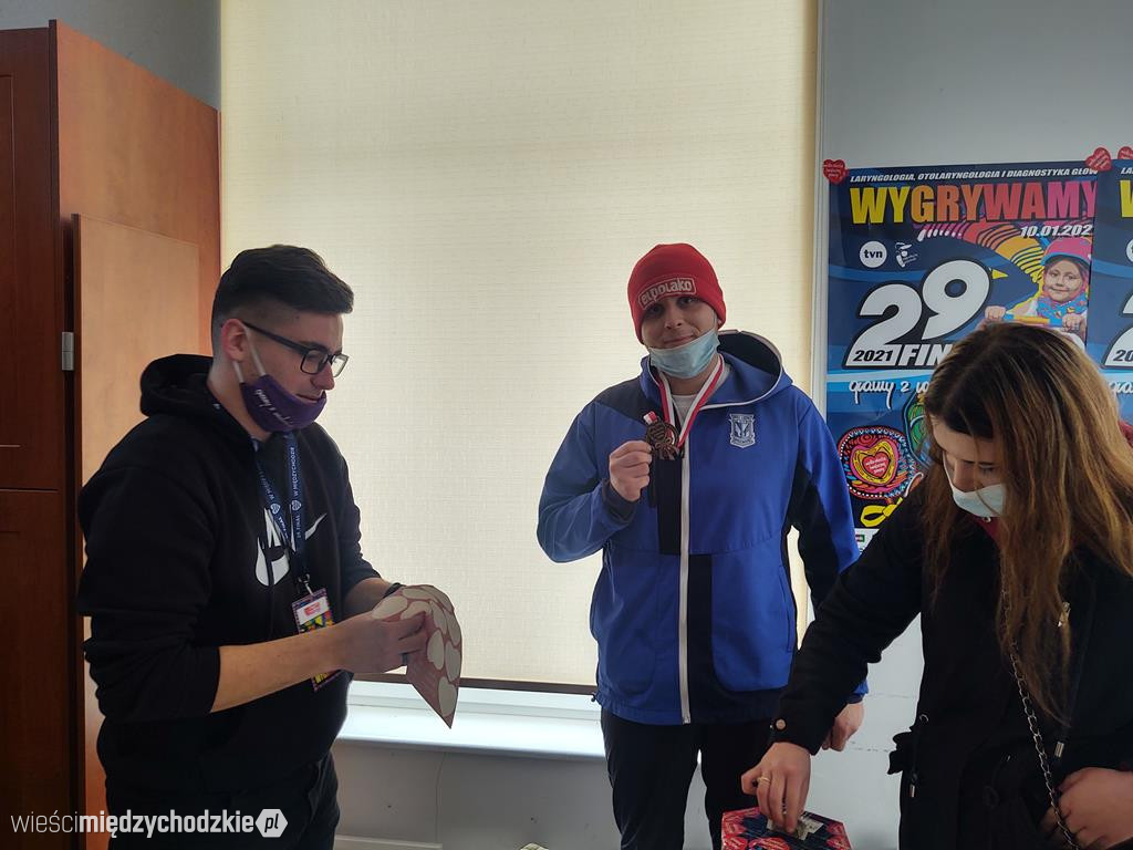Uczestnicy Wyzwania odbierają medale