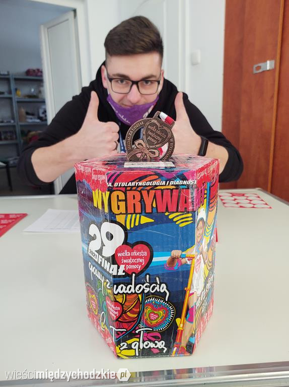 Uczestnicy Wyzwania odbierają medale