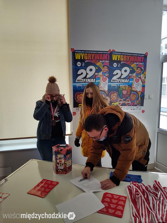 Uczestnicy Wyzwania odbierają medale