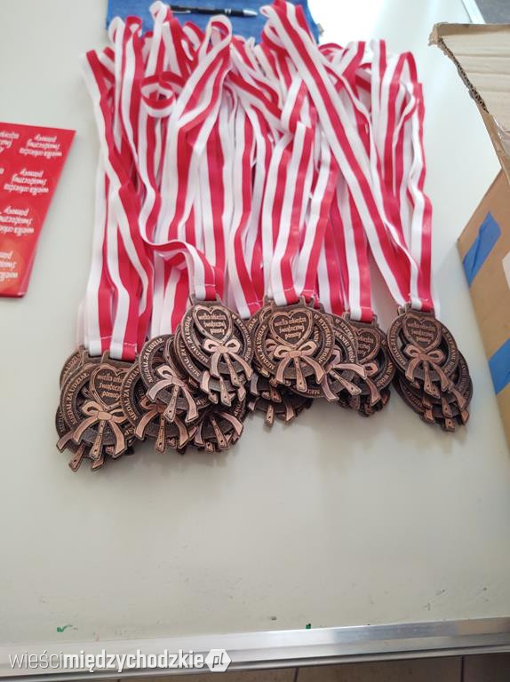 Uczestnicy Wyzwania odbierają medale