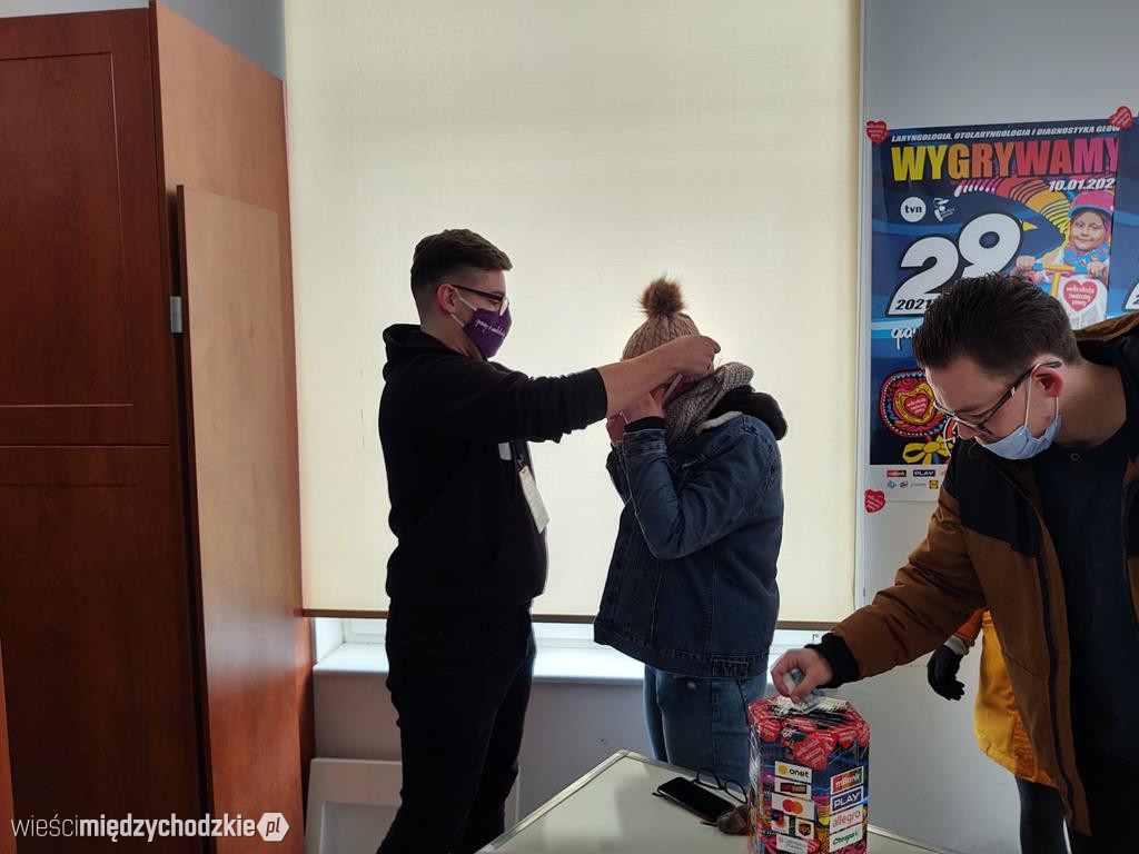 Uczestnicy Wyzwania odbierają medale