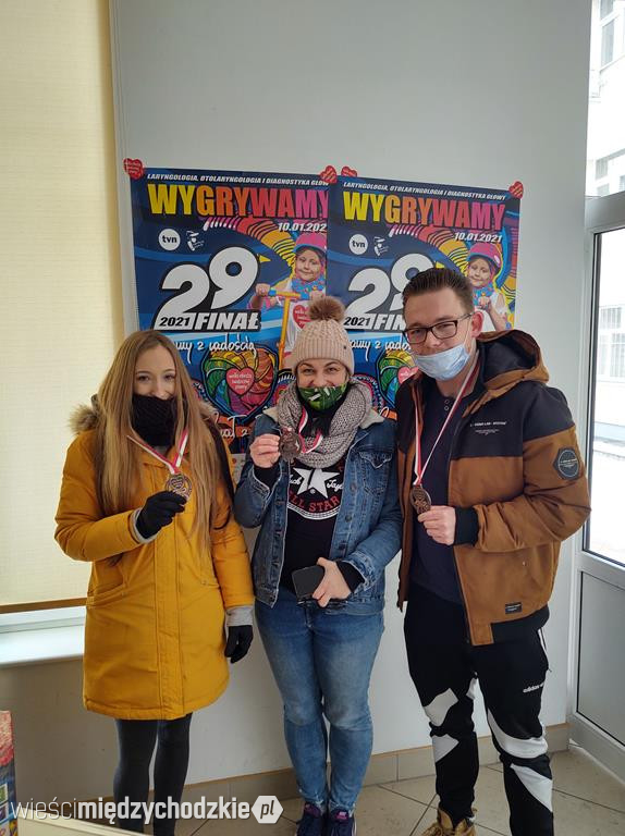 Uczestnicy Wyzwania odbierają medale