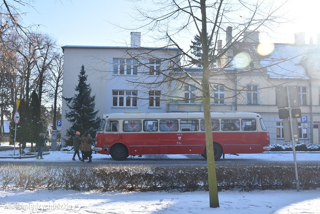 Ogórek z mobilną puszką