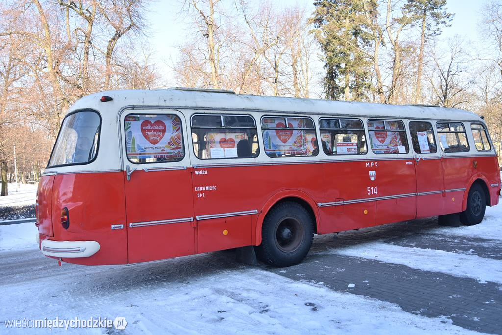 Ogórek z mobilną puszką
