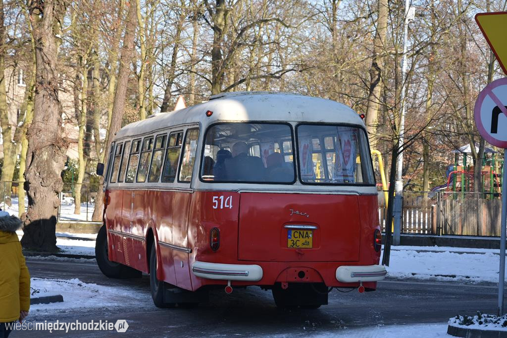 Ogórek z mobilną puszką