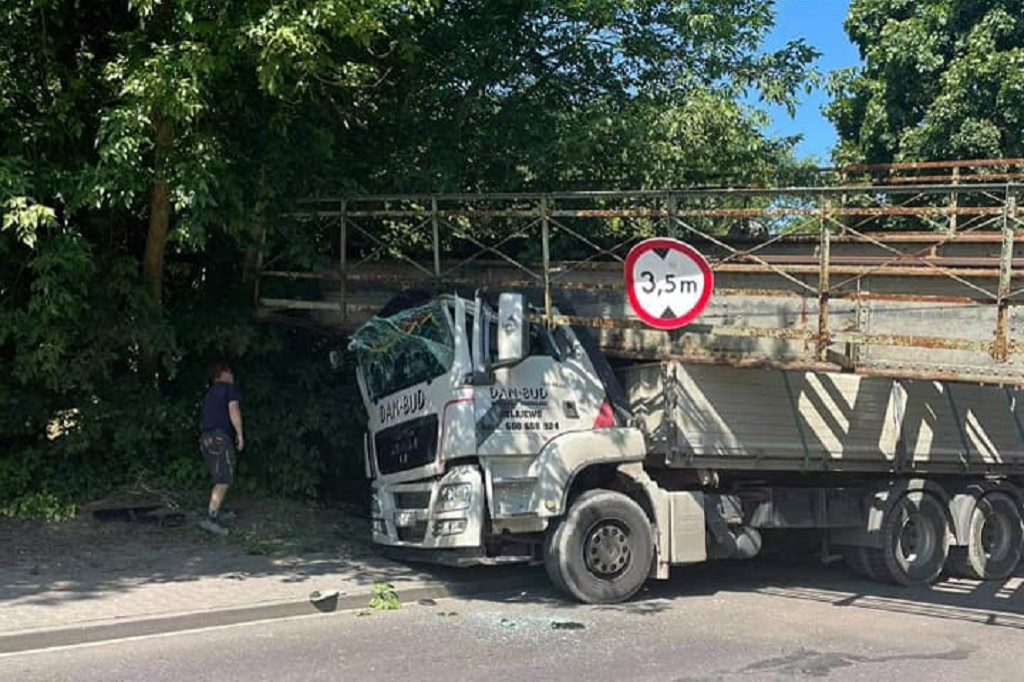 Wiadukt w Sierakowie uszkodzony. Droga zablokowana