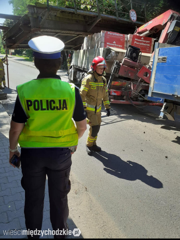 Wiadukt w Sierakowie uszkodzony. Droga zablokowana