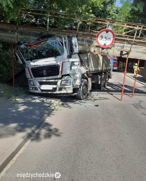 Wiadukt w Sierakowie uszkodzony. Droga zablokowana