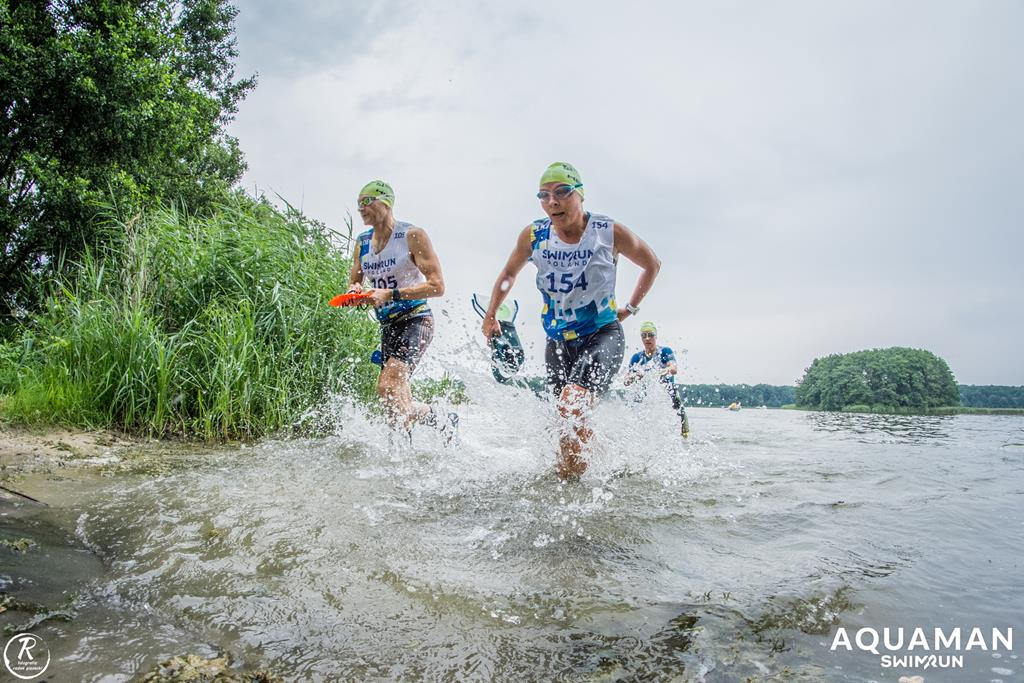 Zmagania zawodników na trasie swimrunu