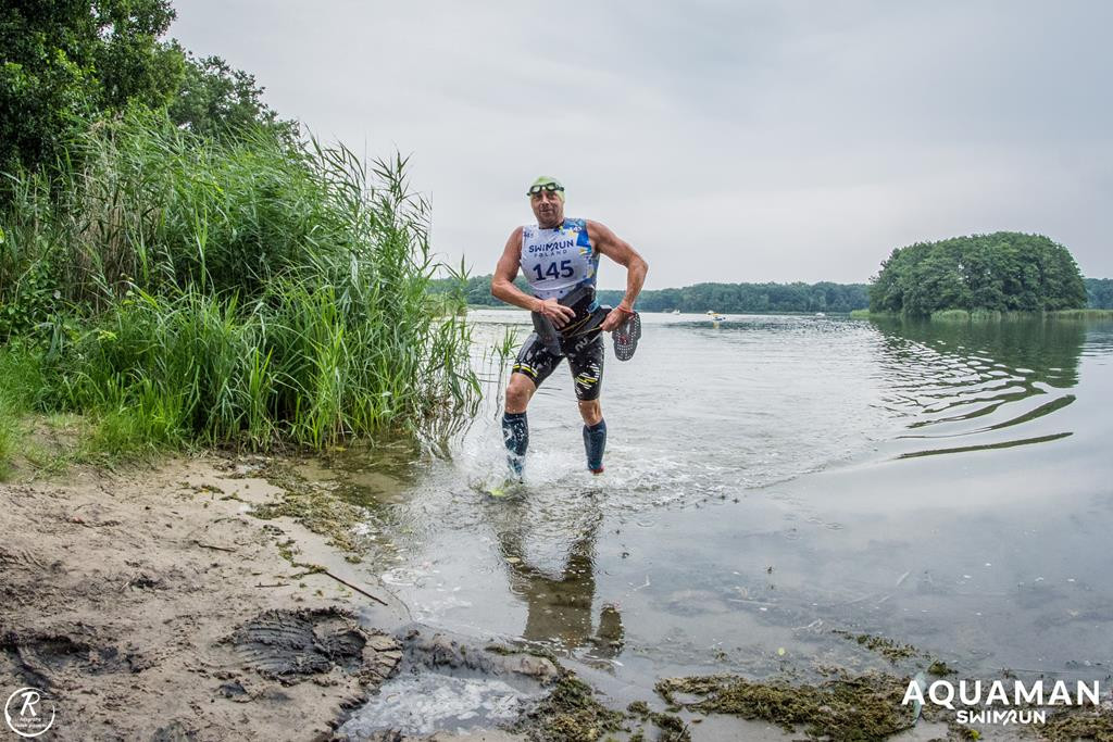 Zmagania zawodników na trasie swimrunu