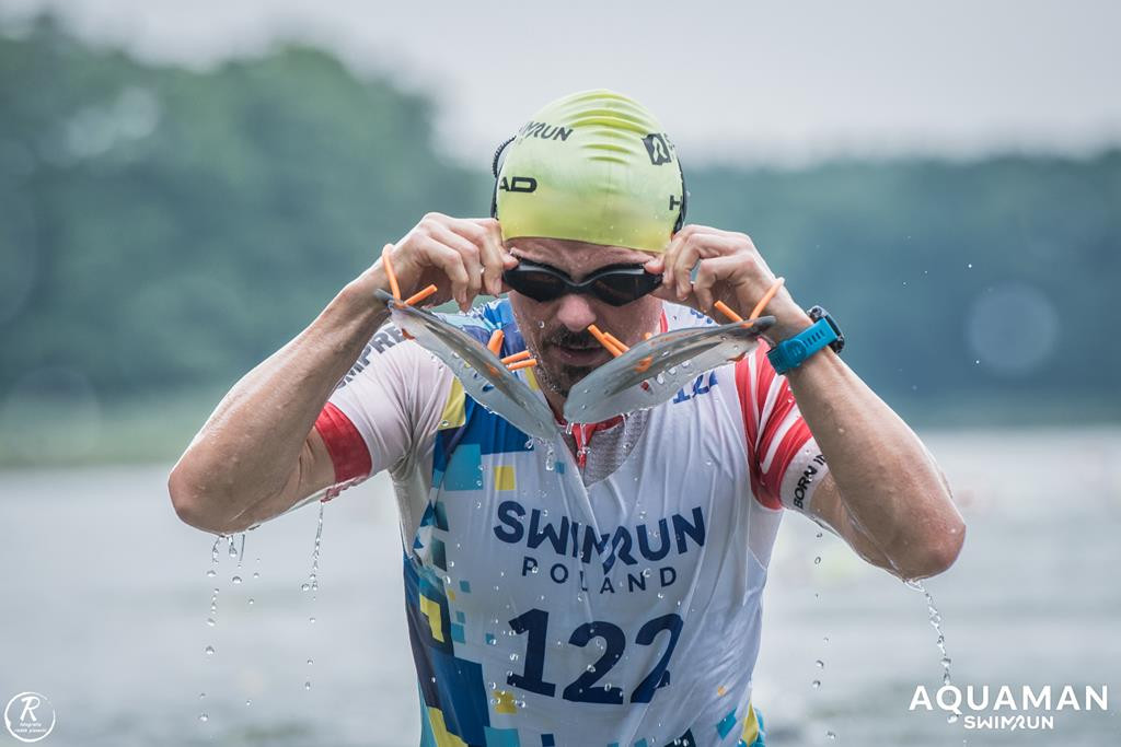 Zmagania zawodników na trasie swimrunu