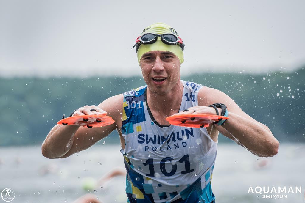 Zmagania zawodników na trasie swimrunu