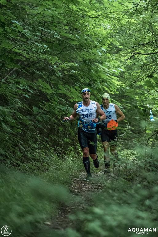 Zmagania zawodników na trasie swimrunu
